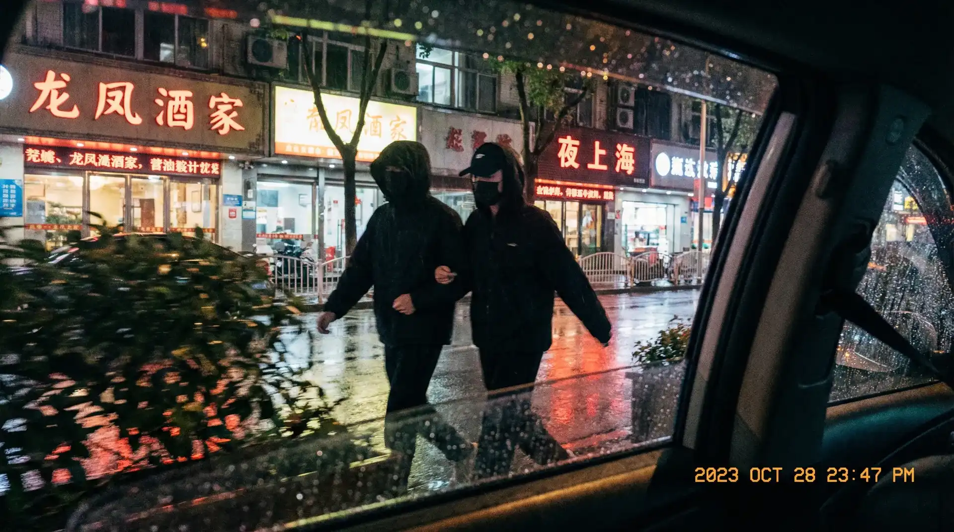 亚娱网站 - 顶流明星深夜密会现场抓拍照片